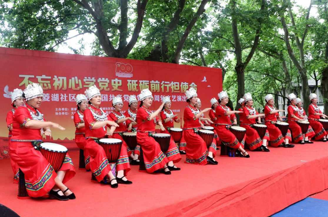 澳大利亚一小货车在停机坪撞上客机:卡在发动机下 玻璃被压碎